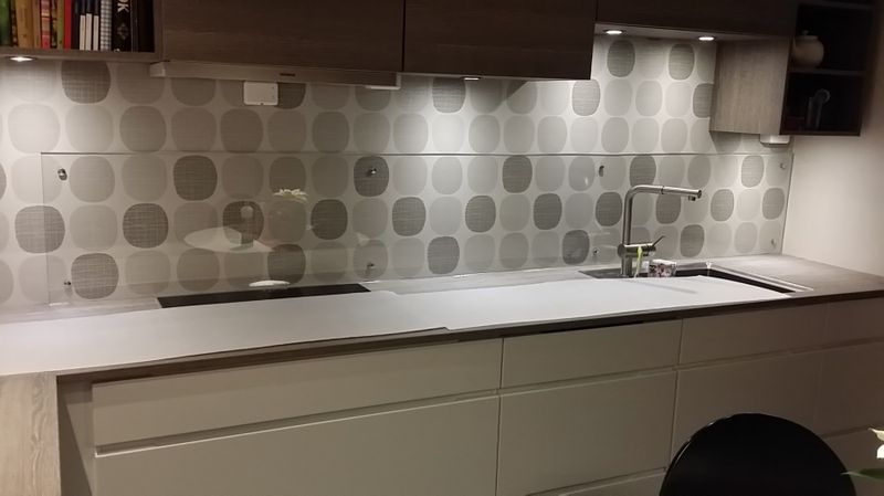 Klart glass over kjøkkenbenk